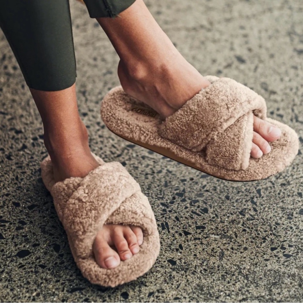 New OluKai Hila Heu Slippers Women’s Size 10 Tan Shearling Plush Fluffy Slides